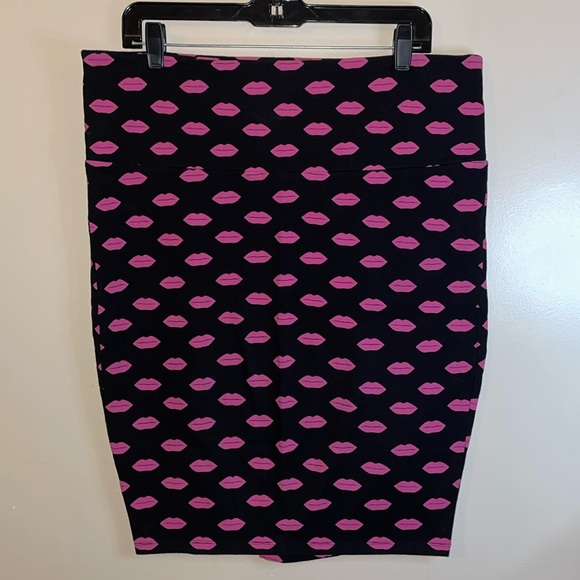 Bodycon knee length skirt with lips print all over - Picture 1 of 3